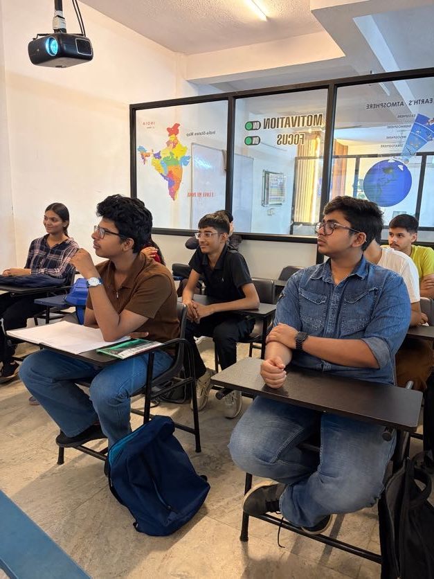 Classroom teaching session at Expert Tutorials Dwarka