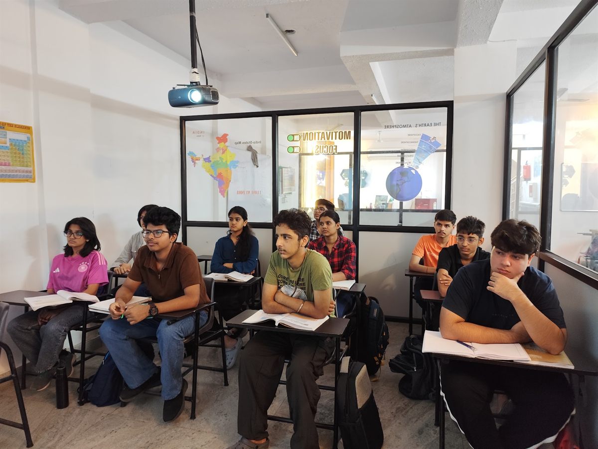 Teacher explaining in classroom at Expert Tutorials
